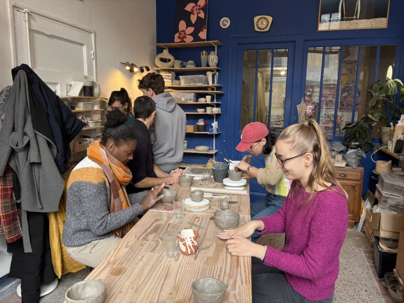 Équipe en atelier céramique