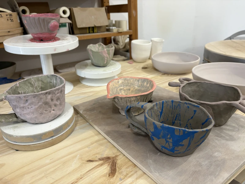 Pièces en céramique créées par l'équipe